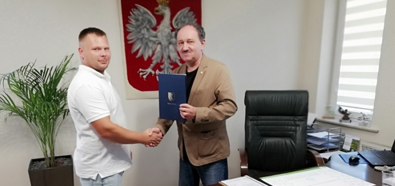 Szkolne klasy zmienią w klub malucha. Burmistrz podpisał umowę z wykonawcą  