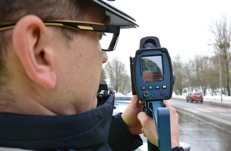 Mierzy prędkość, robi zdjęcia, nagrywa filmy. Policjanci dostali laserowy miernik prędkości 