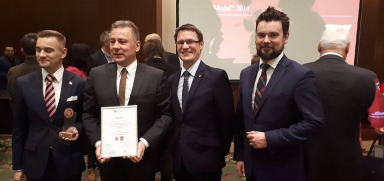 Teren inwestycyjny w Międzylesiu został „Gruntem na medal”. Prezydent odebrał nagrodę 