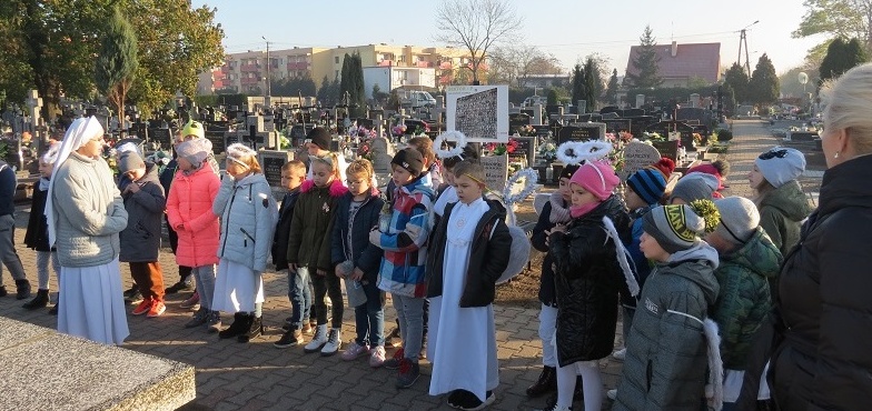 Anielska radość wśród uczniów. Modlili się za zmarłych 