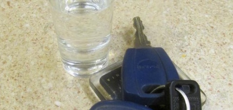 Uderzył w zaparkowany samochód. Bez uprawnień i na podwójnym gazie