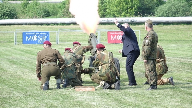 Wystrzał z armaty obwieści początek Pikniku Patriotycznego