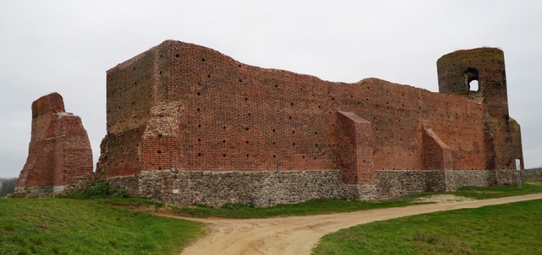 Mur zachodni zamku zabezpieczony.  Różnicę widać na pierwszy rzut oka