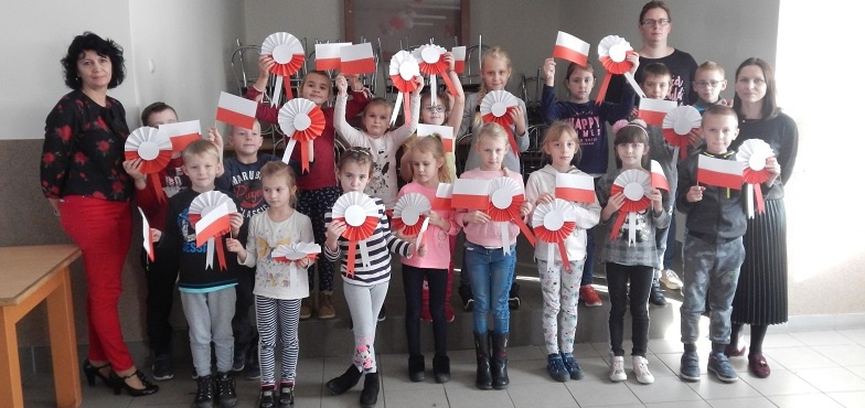 Sami robili flagi i kotyliony. Warsztaty w świetlicy