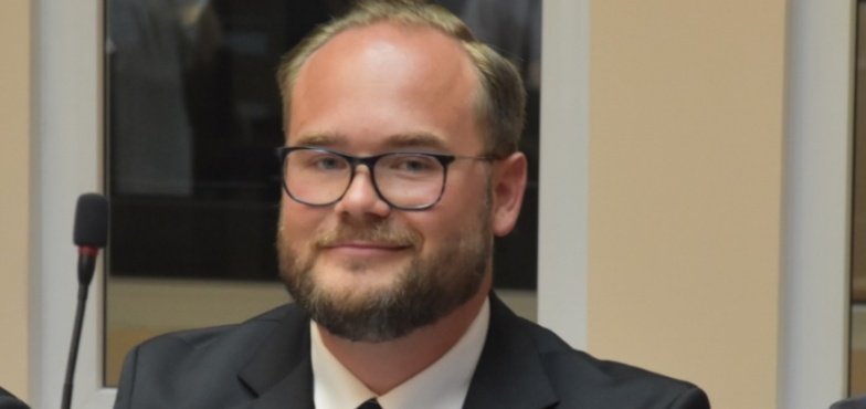 Radny Ostrowski przesłał oświadczenie. „To jest przejaw chęci wyeliminowania mnie z życia społecznego i politycznego”