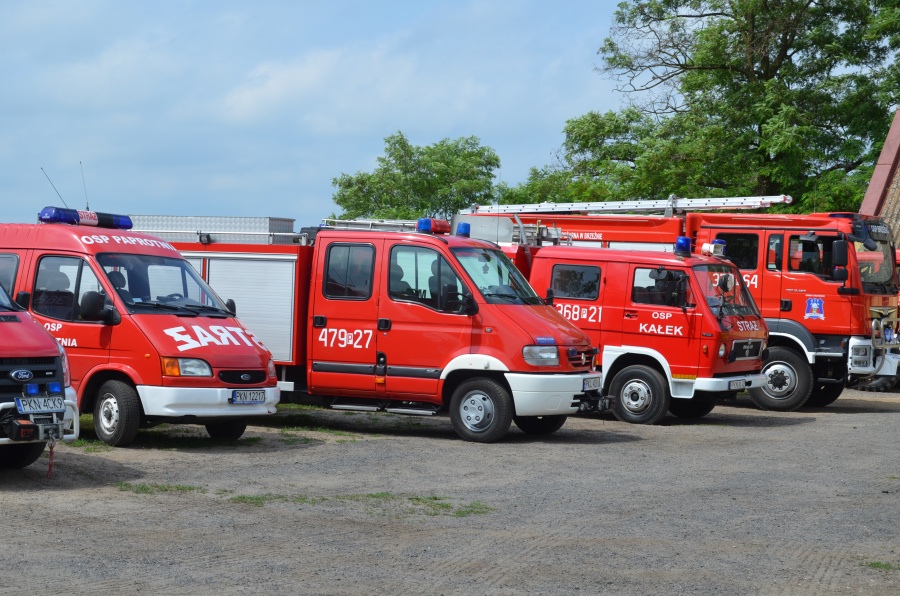 Strażacy gaszą pożar stodoły. Gospodarze wyprowadzili bydło z sąsiedniego budynku