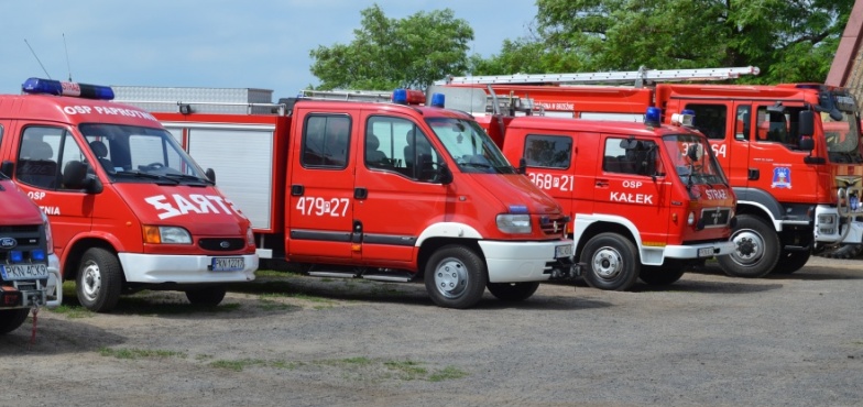 Strażacy gaszą pożar stodoły. Gospodarze wyprowadzili bydło z sąsiedniego budynku