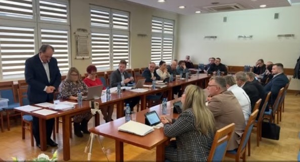 Burmistrz przeprosił radną. „Za użycie w jej obecności niecenzuralnych słów”