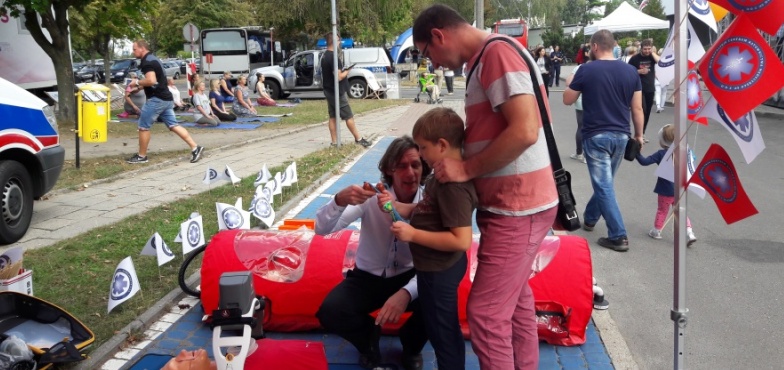 Miasteczko Zdrowia przy szpitalu. Badają się i bawią 
