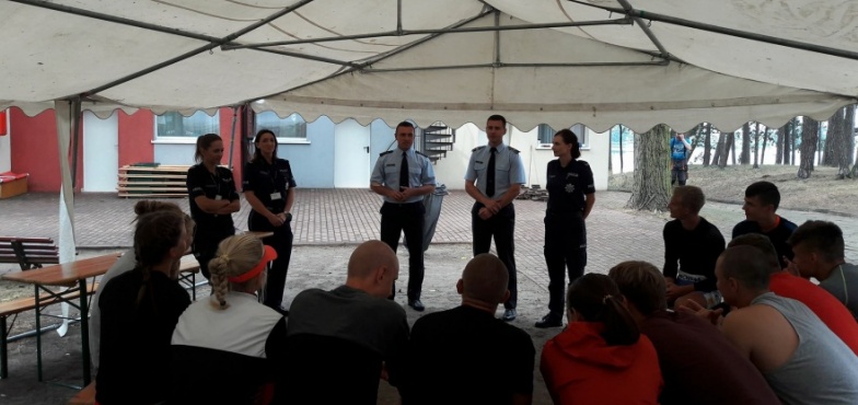 Dzieci mają wakacje, strażacy i policjanci nie. Prowadzą pogadanki o bezpieczeństwie 