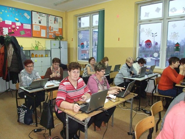 Seniorzy chcą buszować w sieci, więc zorgaznizowano dla nich kurs komputerowy 