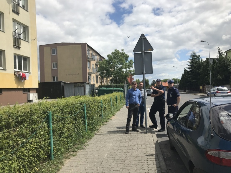 Mundurowi przeprowadzili wizje lokalne. Sprawdzali prawidłowe parkowanie samochodów