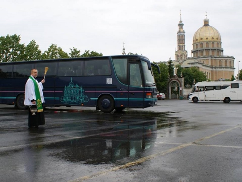 Księża po mszach święcą na parkingu pojazdy. Kościół wspomina św. Krzysztofa 