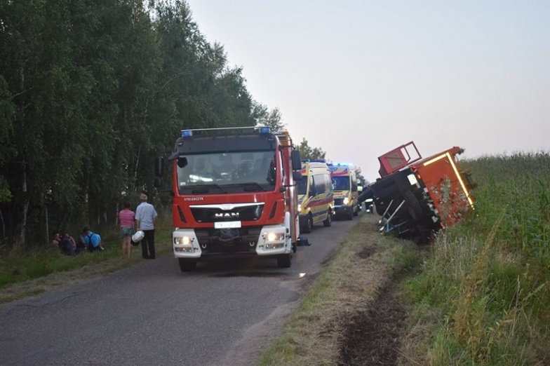 Wóz strażacki wjechał do rowu. Mijał się z ciężarówką na wąskiej drodze 