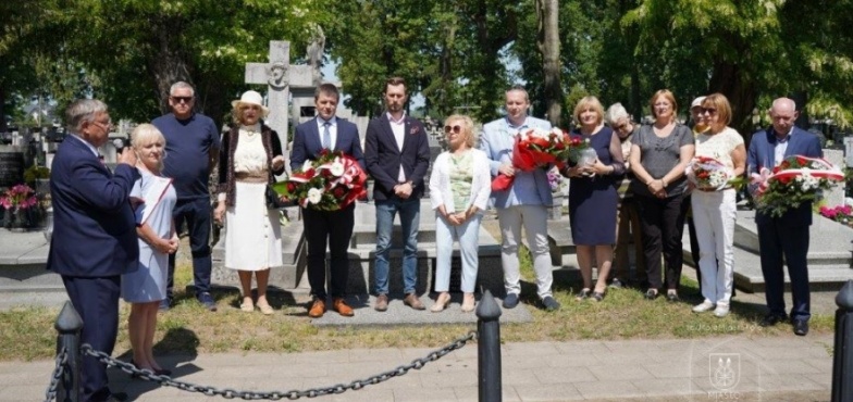 W 150. rocznicę urodzin. Kwiaty i znicze na grobie Czesława Freudenreicha