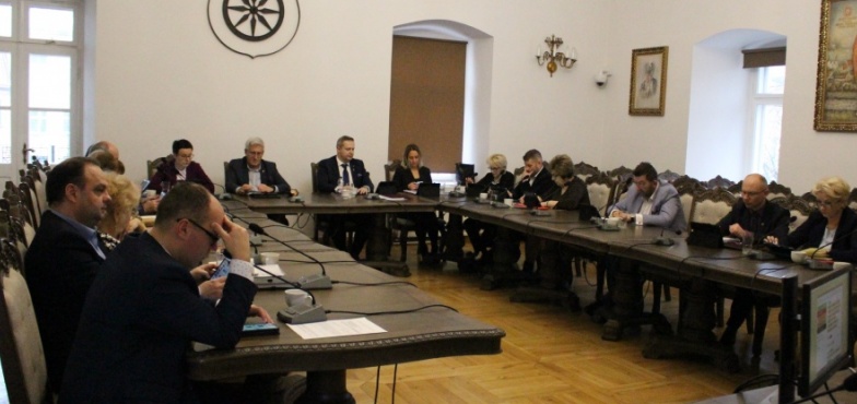 Ten budżet jest jak skromny płaszcz. Został przyjęty