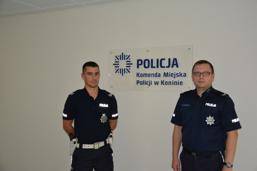Udaremnili samobójstwo, narazili własne życie. Policjanci ściągnęli mężczyznę z balustrady   