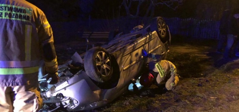 Strażacy przeszukiwali okolicę. Auto leżało na dachu, nigdzie nie było kierowcy