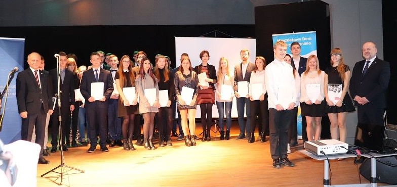 250 złotych miesięcznie dla najzdolniejszych. Uczniowie odebrali stypendium premiera