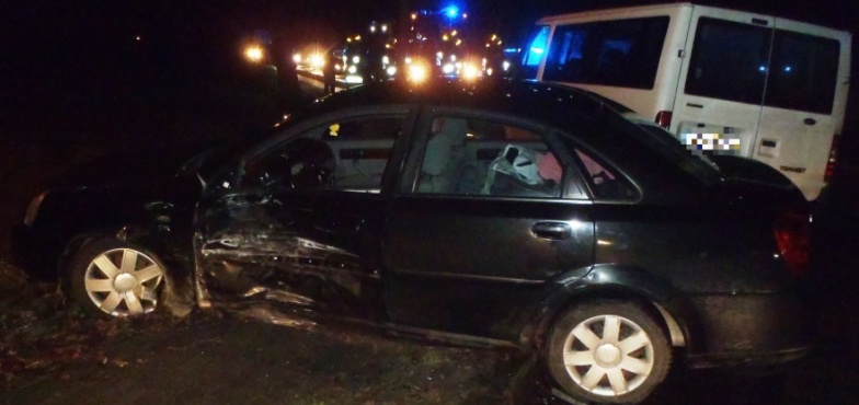 Bus zderzył się z osobówką. Kierująca trafiła do szpitala 