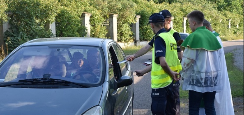„Nigdy nie jeżdżę po alkoholu". Wspólna akcja policjantów i księży  
