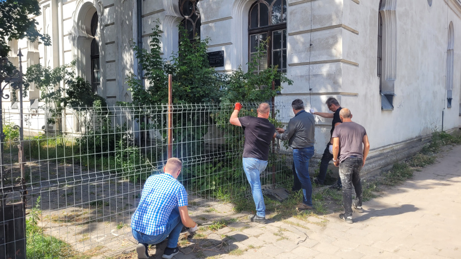 Synagoga i plac wokół stały się terenem budowy
