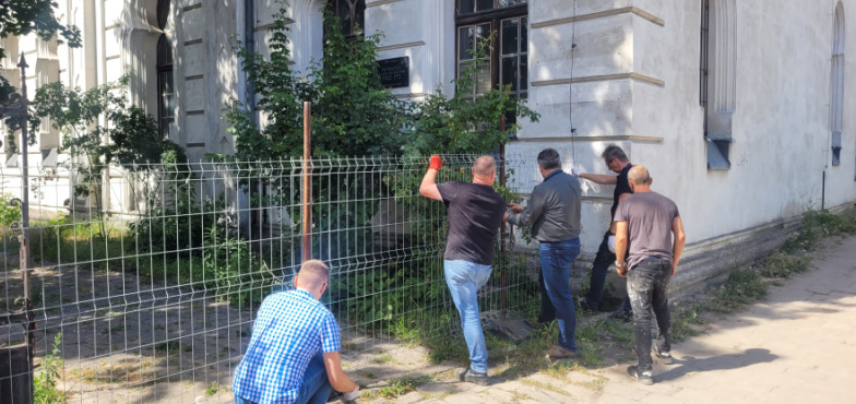 Synagoga i plac wokół stały się terenem budowy