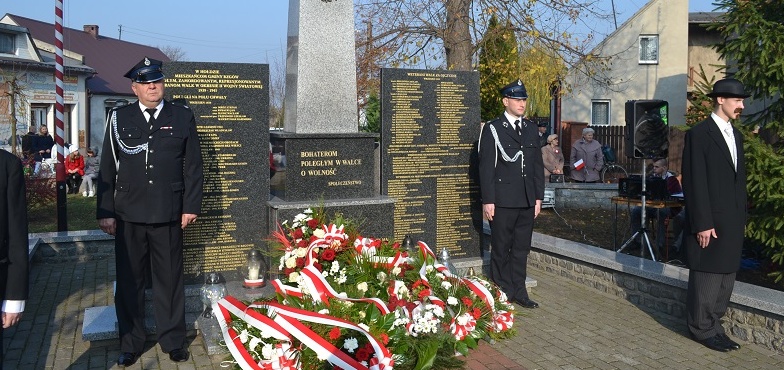 Zatańczyli poloneza w strojach ludowych. W Rzgowie już świętowali dla Niepodległej