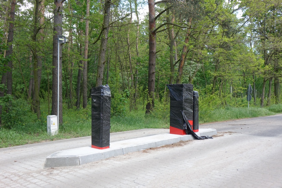 Parking przy tężniach w Ślesinie wkrótce będzie płatny. System bramek już jest 