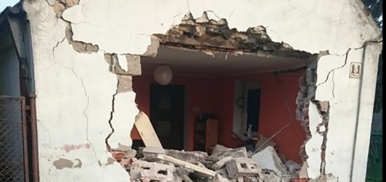 Ciężarówka uderzyła w dom. W aucie nie było kierowcy