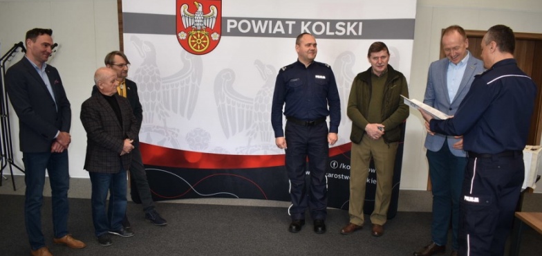 130 latarek dla policjantów od powiatowych samorządowców