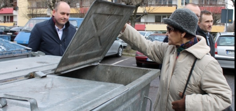 Mieszkańcy nie segregują śmieci. Radni sprawdzili to, zaglądając do kubłów 