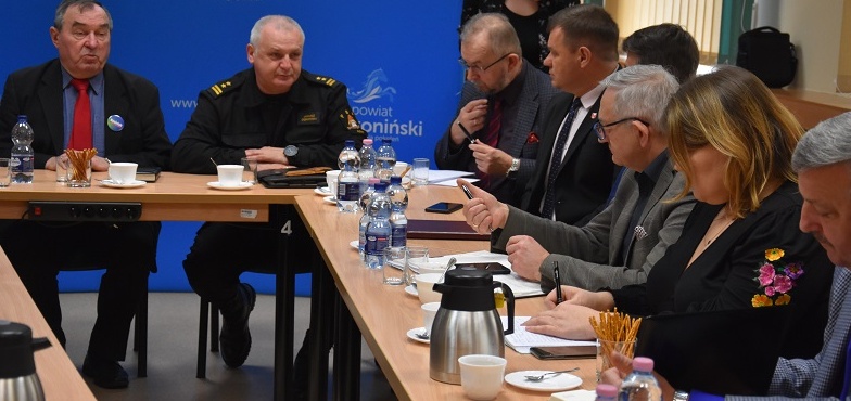 Włodarze gmin powiatu konińskiego dyskutowali o problemach z koronawirusem 