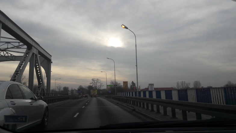 Lampy przy Trasie Warszawskiej świecą w dzień. Trwa usuwanie awarii