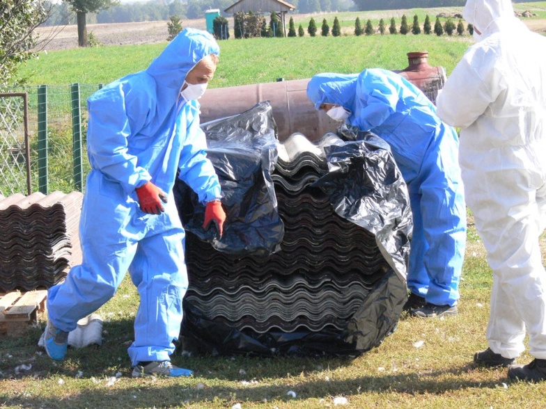 Pomagają mieszkańcom wymieniać dachy. Dziesiąty rok usuwania azbestu w powiecie konińskim