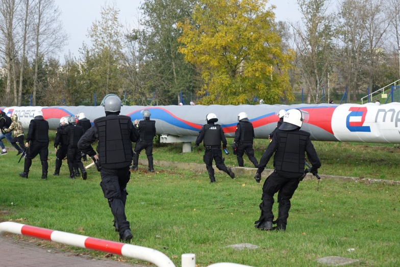 27 zatrzymanych chuliganów, czterech rannych funkcjonariuszy. Jak policja komentuje zajścia przy stadionie