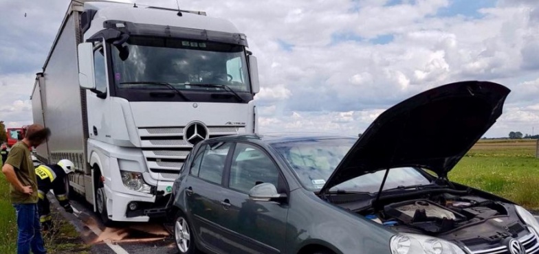 Ciężarówka zderzyła się z osobowym volkswagenem. Jedna osoba trafiła do szpitala  