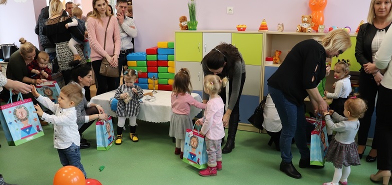 ,,Dzięki żłobkowi jesteśmy bliżej miasta”. Było uroczyste przecięcie wstęgi