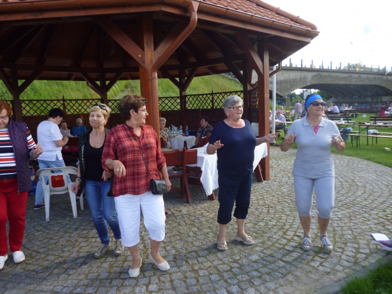 Seniorzy spacerowali z kijami. Studenci UTW bawili się w Ślesinie