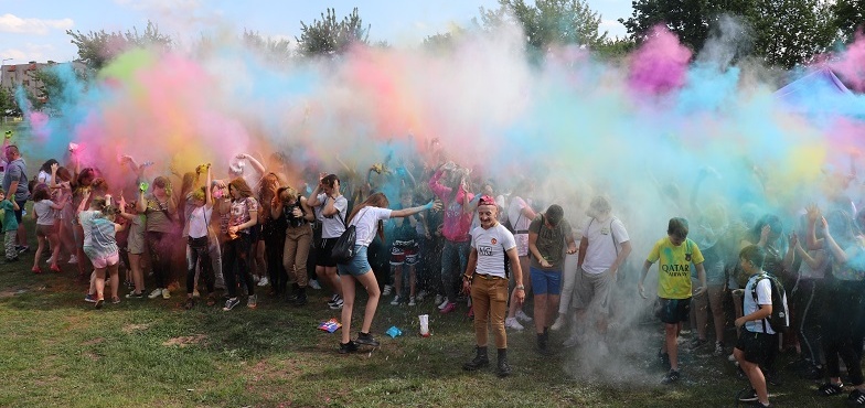 Konin stał się bardzo kolorowy. Mieszkańcy obsypują się proszkiem