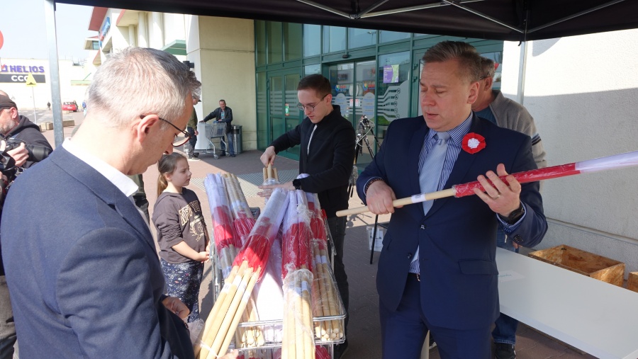 Prezydent rozda pół tysiąca flag na bazarze 
