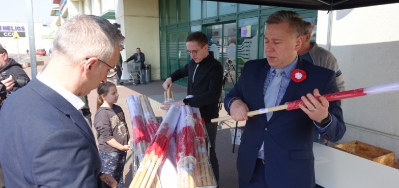 Prezydent rozda pół tysiąca flag na bazarze 
