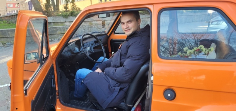 Kandydat na prezydenta w pomarańczowym maluchu 