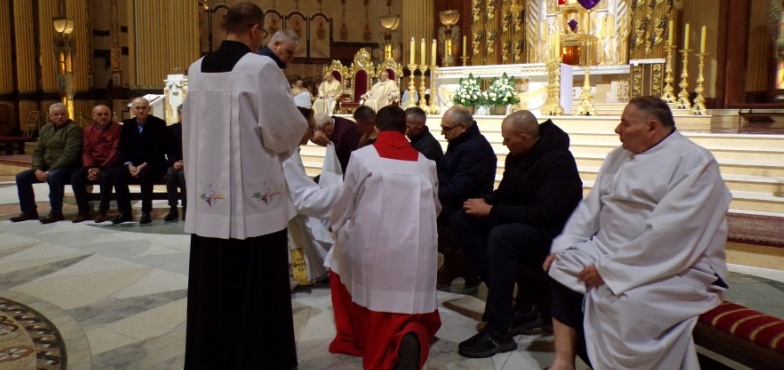Kościół katolicki rozpoczął celebrację Triduum Paschalnego. Obrzęd symbolicznego umycia nóg dwunastu mężczyznom