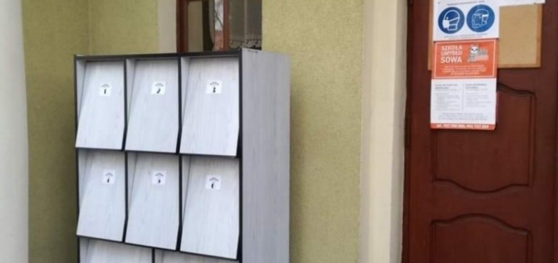 Chcesz wypożyczyć książkę lub ją oddać? Książkomat stanął przy bibliotece 