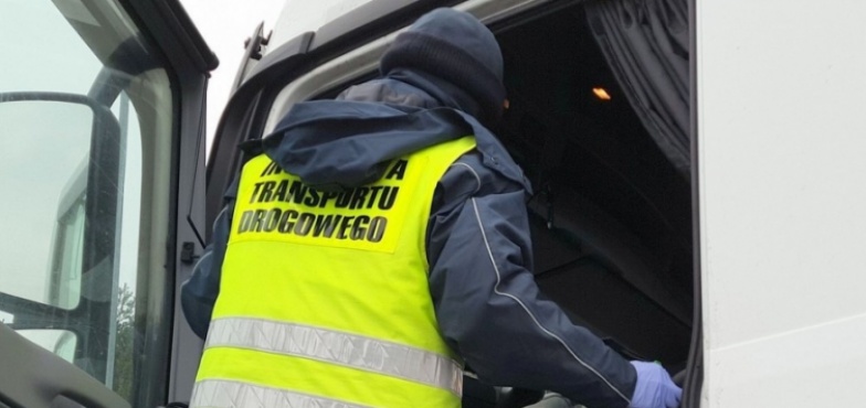 Kierowca ciężarówki rozmawiał przez telefon podczas jazdy. Wpadł na autostradzie A2