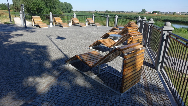 Zmiany na konińskim bulwarze. Powstał taras leżakowy 