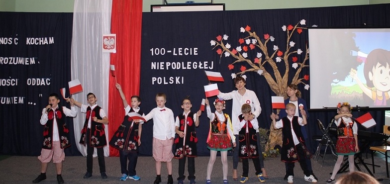 Wiersze i pieśni na odzyskanie niepodległości. Uczniowie uczcili 100. rocznicę