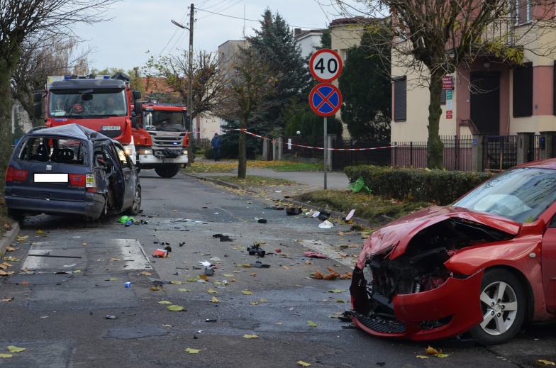 Trzy osoby, w tym dziecko, trafiły do szpitala. Wypadek na Starówce