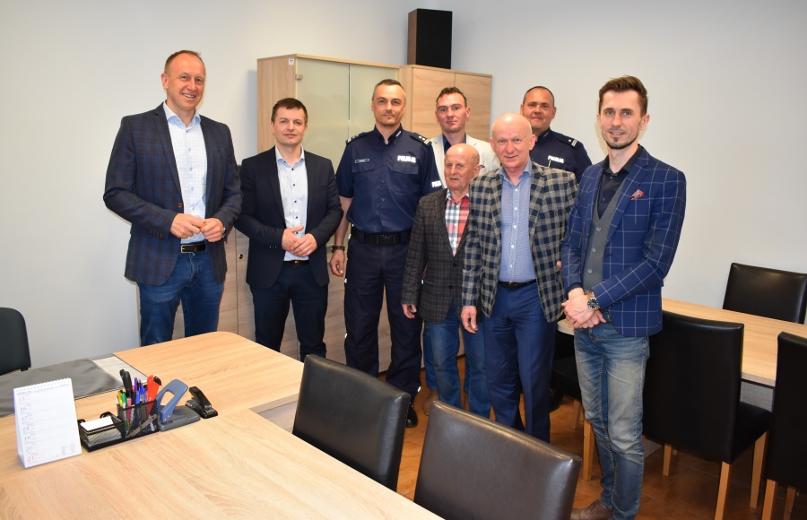 Nowe meble w komendzie. Dzięki samorządowi powiatowemu